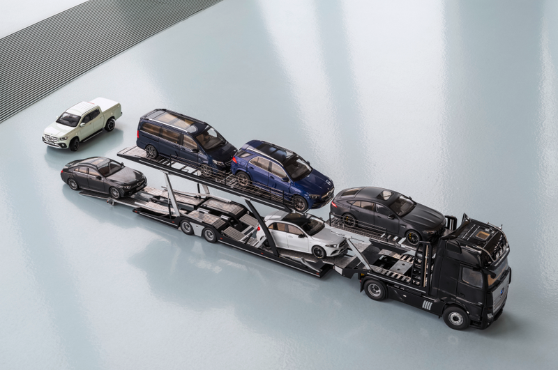 Illustration for article titled Everything About This Mercedes 1:18 Scale Tractor and Semitrailer Is Adorable